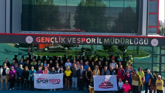 Kayseri'de dağcılar, 29 Ekim Cumhuriyet Bayramı için Erciyes zirvesine yola çıktı