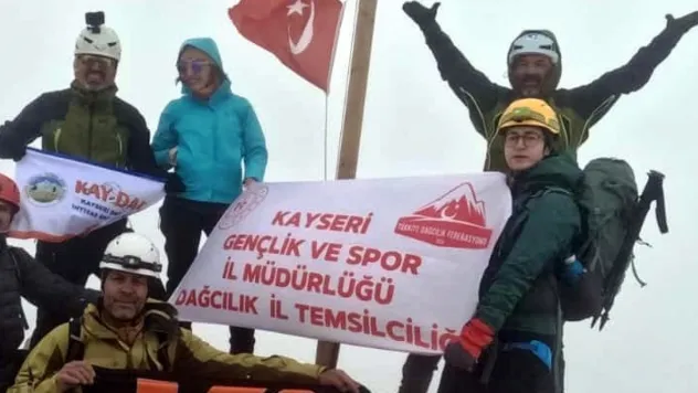 Kayseri'de dağcılar, 3 bin 425 metre yüksekliğindeki zirveye tırmandı