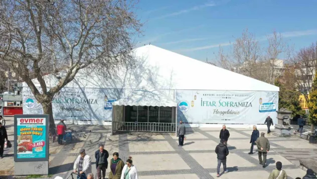 Cumhuriyet Meydanı ve Hunat Camii önünde İftar Çadırı