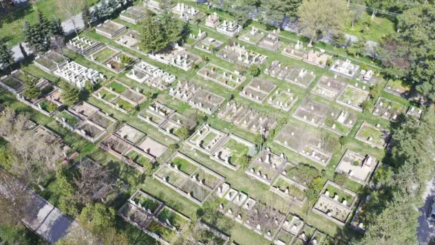 Kayseri'de mezarlıklar bayrama hazır