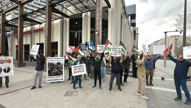 Kayseri'de Sessiz Protesto: Starbucks Önünde İsrail'e Boykot Çağrısı
