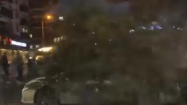 Kayseri'de şiddetli rüzgar: Ağaç otomobilin üzerine devrildi