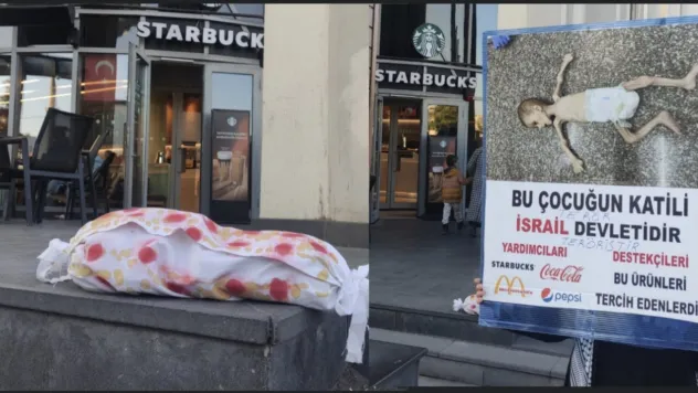 Kayseri'de Starbucks önünde Vicdan Nöbeti: Kapısına kanlı çocuk kefeni maketi bırakıldı