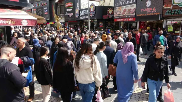 Tarihi Kapalı Çarşı'da bayram yoğunluğu