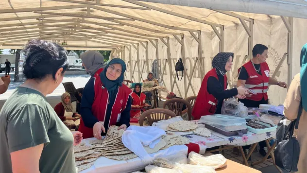 Kayseri Kızılay'dan geliri öğrencilere yararına kermes