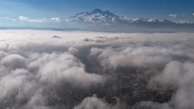Erciyes'in Büyüleyici Görüntüleri: Osman Arabacı'nın Dronu ile Sis Altında Bir Başka Dünya