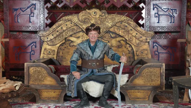 Kayseri Pancar Ekicileri Kooperatifi Başkanı Hüseyin Akay, kaftan giyip kılıç kuşandı