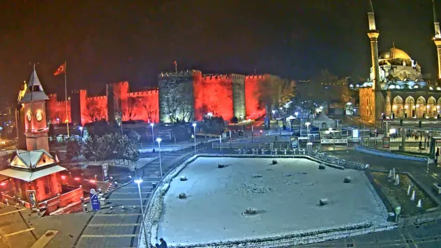 Kayseri'ye Nisan Sürprizi: Aniden Bastıran kar ve tipi etkili oluyor!