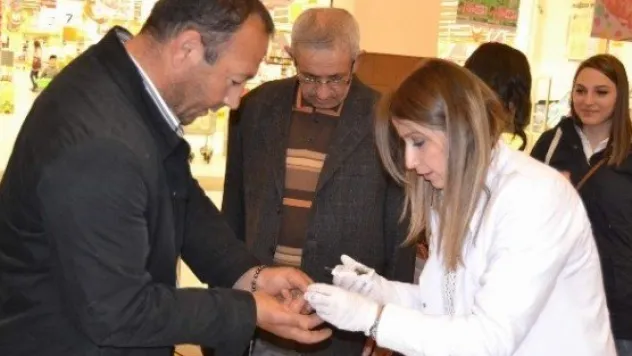 Kayseri Halk Sağlığı Müdürlüğü Forum Kayseri'de Vatandaşların Kan Şekerini Ölçtü 