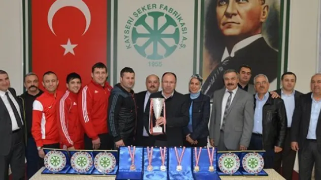 Kayseri Şeker güreşçileri şampiyonalardan madalya ile döndü