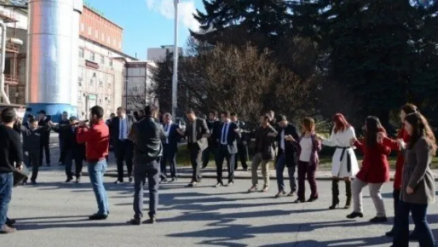 Kayseri Şeker'de Faiz Yükünden Kurtuluş Davul Zurna Eşliğinde Halaylar Çekilerek Kutlandı 