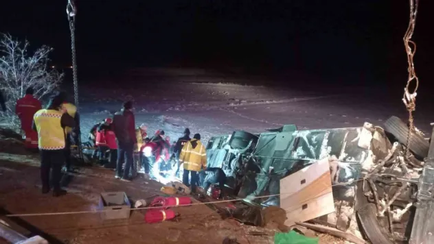 Kayseride yolcu otobüsü şarampole devrildi: 4 ölü, 24 yaralı