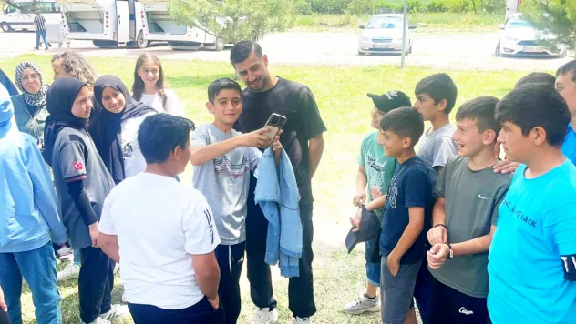 Kayserili futbolcu Nurettin Korkmaz öğrencilerle bir araya geldi