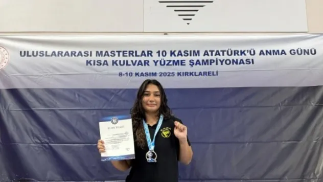 Kayserili Sudenas,   Kısa Kulvar Yüzme Şampiyonası'nda 3 rekor kırdı