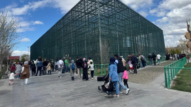 Kayserililer Bayramda Ücretsiz olan hayvanat Bahçesi ve buz pistine akın etti