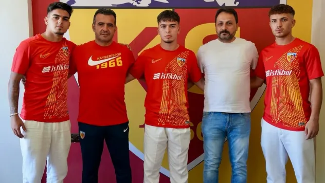 Kayserispor, 3 genç futbolcuyla profesyonel sözleşme imzaladı
