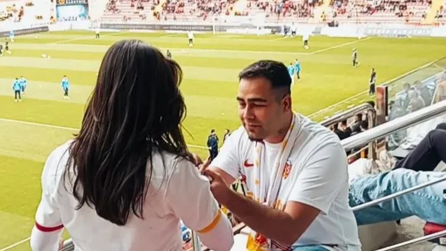 Kayserispor - Rizespor maçında tribünde 'sıradışı' evlilik teklifi