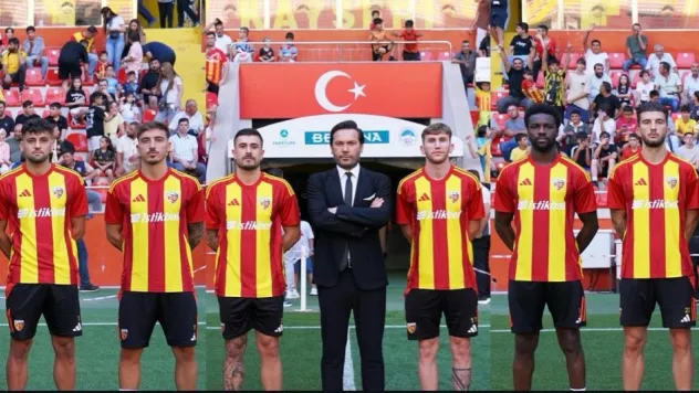 Kayserispor'un yeni transferleri maç öncesi tribünleri selamladı
