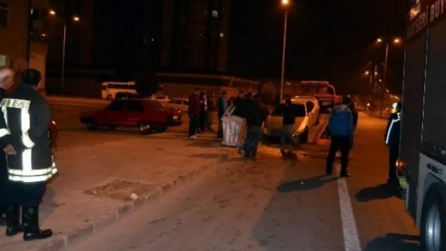 Kaza yapan araba hurdaya döndü