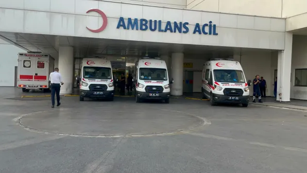 Kıskaçlı'da kamyon ile otomobilin karıştığı kazada 1'i ağır 2 polis memuru yaralandı