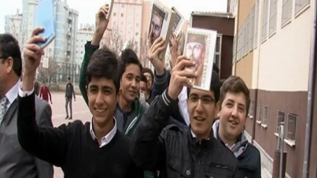 Kitap okumaya dikkat çekmek için tramvayda kitap okudular