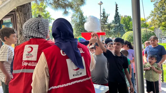 Kızılay Kadın Kolları'ndan okula başlayan çocuklara kırtasiye desteği