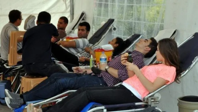 Kızılay, Kayseri Forum'da Stant Açtı Kan Topluyor