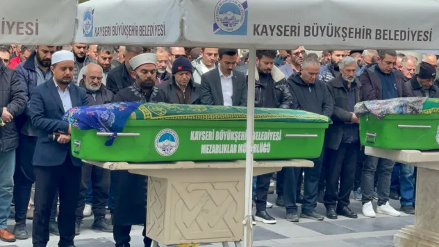Kızının bıçaklayarak öldürdüğü talihsiz anne defnedildi
