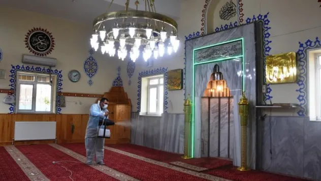 Kocasinan'da camiler, gül suyuyla yıkanıyor