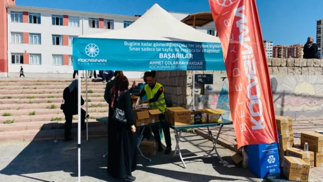 Kocasinan'dan YKS'ye girecek öğrenci ile ailelerine ikramlık jesti