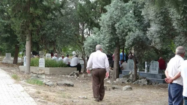 Köpeklerin saldırısında ölen yaşlı kadın toprağa verildi