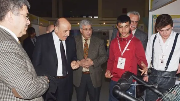 KOSB yönetimi araştırma projeleri sergisinde öğrencilerle buluştu