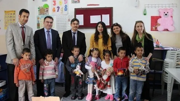 Köy Ana Sınıfları Oyuncak Kumbarası İle Sevindi 