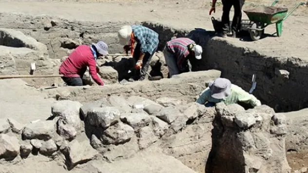Kültepe'de 2 bin 500 yıl öncesine inmek için kazı devam ediyor