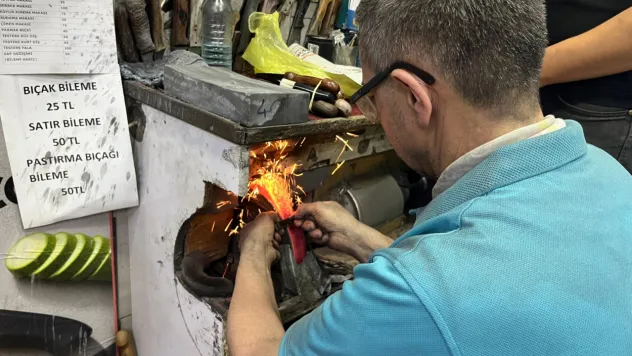 Kurbanlık için bıçaklar bileniyor