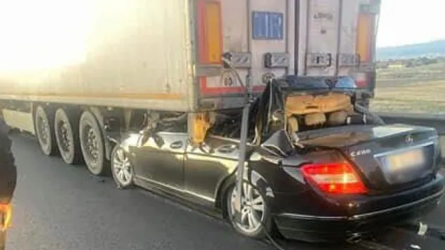 Lüks otomobilin TIR'a arkadan çarptığı kazada 1 kişi yaşamını yitirdi