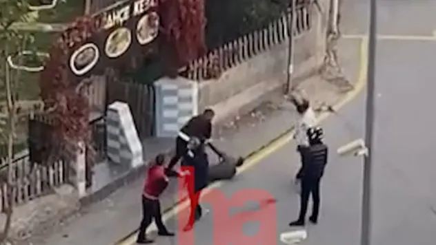 Mahalle kavgasında yerde yatan şahsı defalarca tekmeledi