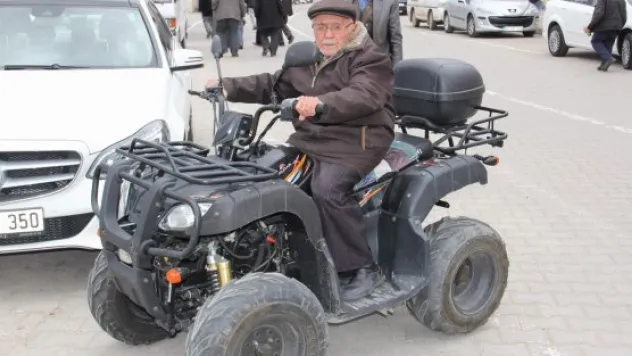 Mahallenin en yaşlı ATV sürücüsü görenleri şaşırtıyor