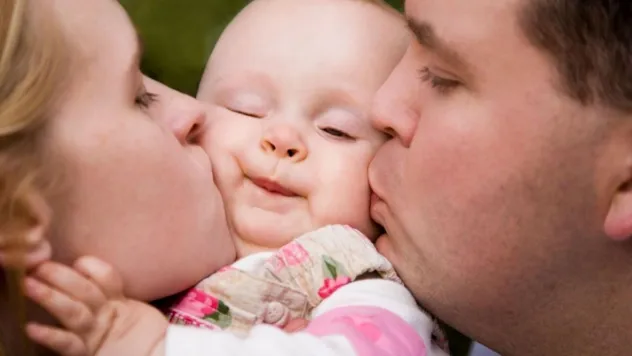 Masum öpücük ölüm getirebilir: Prof. Dr. Öner, 'Yenidoğanları yanağından öpmeyin, sadece ayaklarını öpün!'