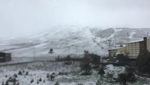 Mayıs ayında yağan kar Erciyes'i beyaza büründü