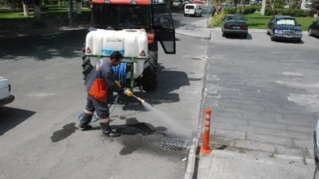 Mazgallarda, Logar Kapaklarında Yağmur Suyu Tahliye Kanallarında İlaçlama Çalışmaları Devam Ediyor 