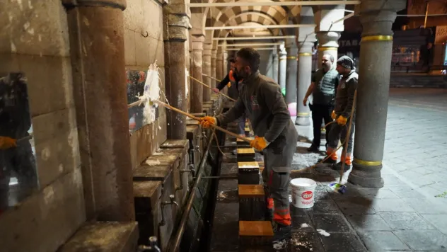 Çarşı bölgesi köpüklü sularla yıkandı