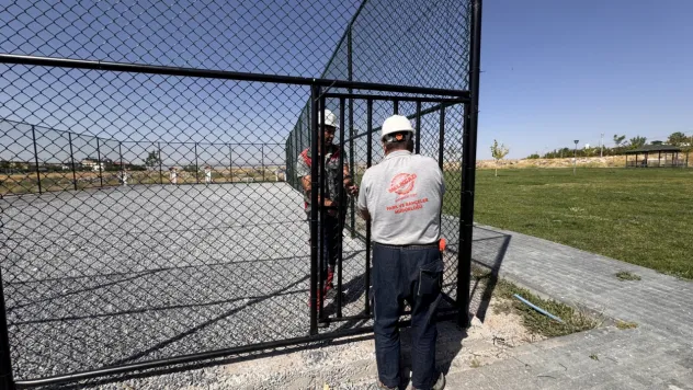 Melikgazi'de 3 ayrı mahalleye futbol sahası yapılıyor