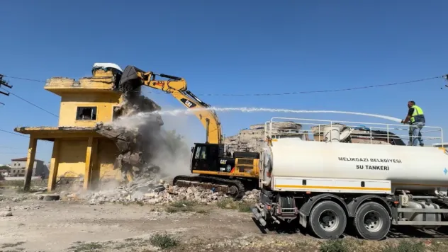 Melikgazi'de Metruk Yapılar Yıkılmaya Devam Ediyor