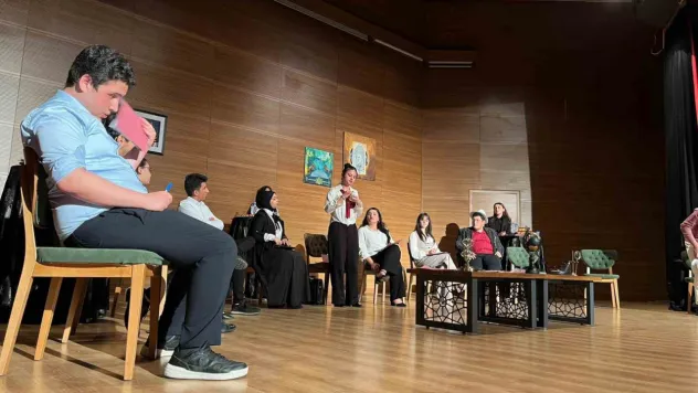 Melikgazi'de Tiyatroya Açılan Kalpler: '12 Jüri' Seyirciyle Buluştu