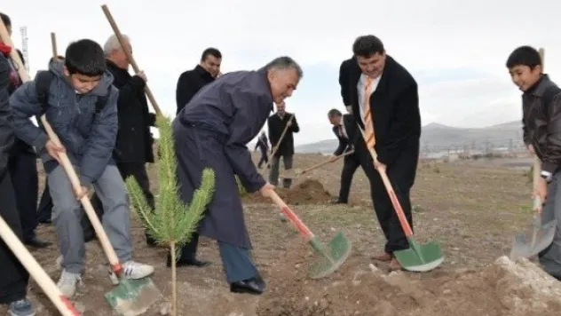 Melikgazi Belediyesi 3 Bin 500 Adet Çam İle 2 Bin Adet Meyve Fidanını Toprakla Buluşturdu 