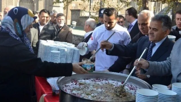 Melikgazi Belediyesinden Vatandaşlara Aşure İkramı 