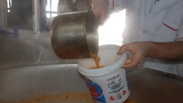 Evlerinden çıkamayan vatandaşlara yemek götürüldü 