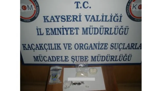 METAMFETAMİN MADDESİNİ PARAYA SARDI İÇ ÇAMAŞIRINA SAKLADI