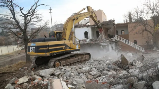 Metruk yapılar yıkılıyor